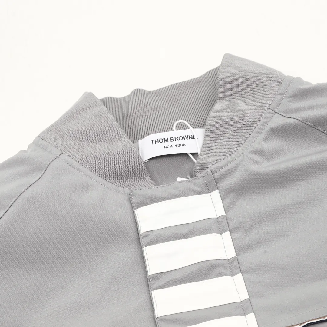 P530 Thom Browne/Thom Browne four-bar baseball jacket is particularly popular this year. Baseball jackets are available at all levels of the market (you must compare the details). The most powerful quality control. Production and research of baseball uniforms for 7 years. Exquisite details. With it, you are the most handsome boy in the world. The lacquered surface is fully flat with four-button buttons (buttons with LOGO). The fabric is customized and shipped for more than a month. It is not ready-made on the market. It is made of woolen blended fabric and is custom-woven and dyed. It has high color fastness. It is recommended to hand wash or dry clean it for the first time. "Knitted ribbing at the hem", the lining is made of silky and delicate cupro fiber material, which can be worn directly next to the body. It is extremely comfortable, a heavy-weight item, purchase version! Size：XS-L